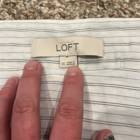 NWOT. Ann Taylor Loft Top. White with Blur Stripes. SZ XS - Picture 5 of 10